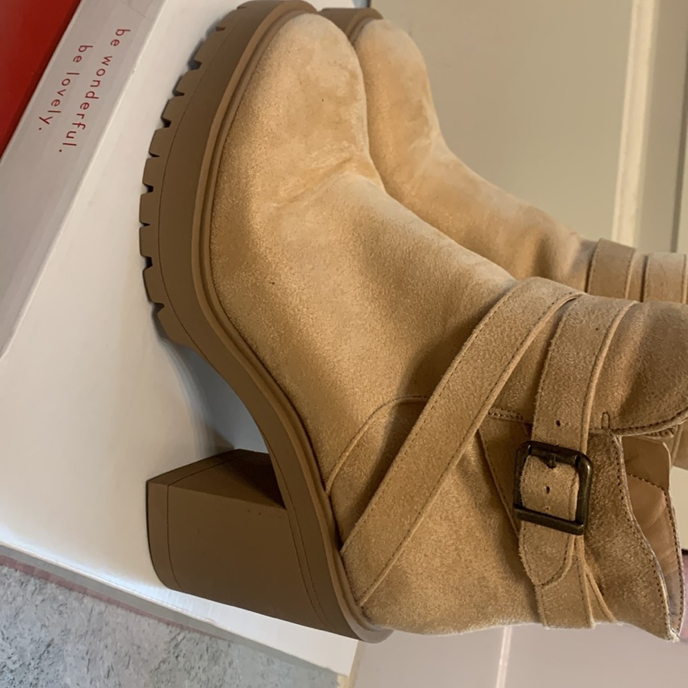 New size 9 bouts! Worn once! Soft tan material. Zips on side.
